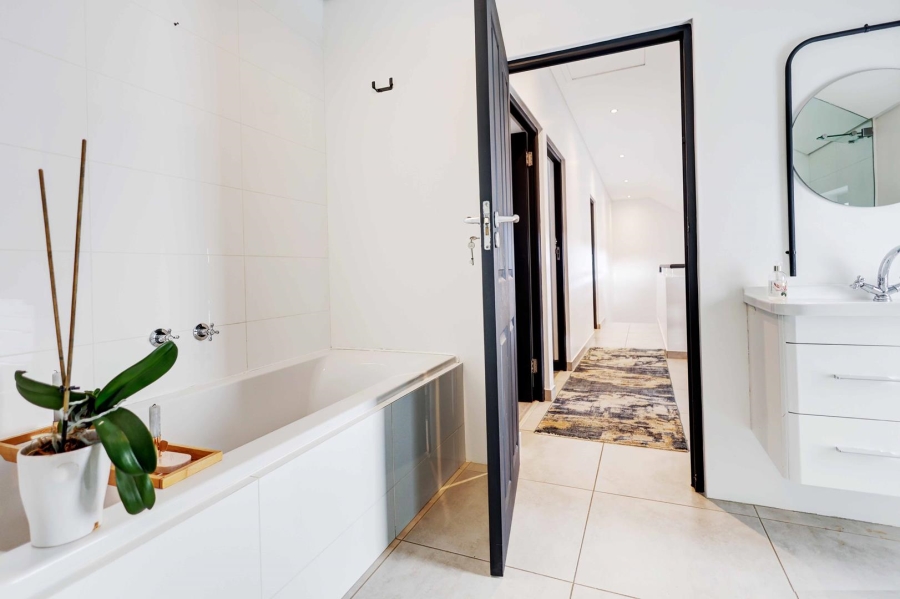 To Let 3 Bedroom Property for Rent in Graanendal Western Cape